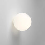 Runde weiße LED-Wandleuchte mit matt wirkender Milchglas-Kugel