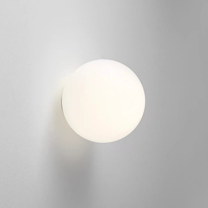 Runde weiße LED-Wandleuchte mit matt wirkender Milchglas-Kugel