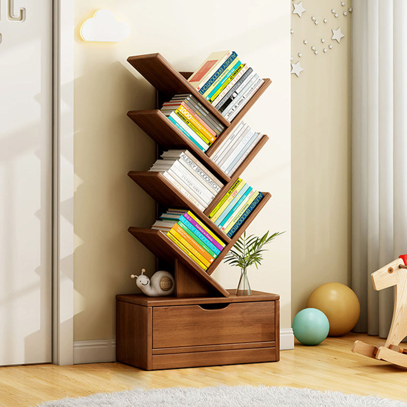 Hochformatiges Bücherregal mit schrägen Ablagen und unterem Schubladenfach