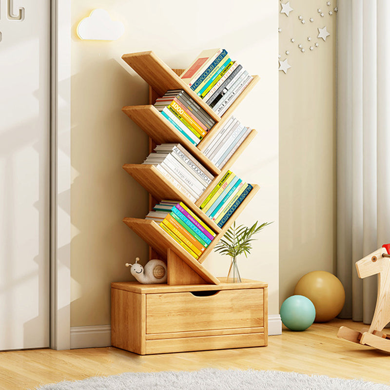 Hochformatiges Bücherregal mit schrägen Ablagen und unterem Schubladenfach