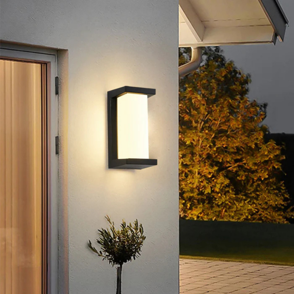 Schwarze rechteckige LED-Außenwandleuchte mit Bewegungsmelder an einer Hauswand