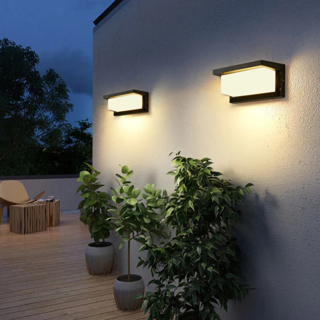 Schwarze rechteckige LED-Außenwandleuchte mit Bewegungsmelder an einer Hauswand
