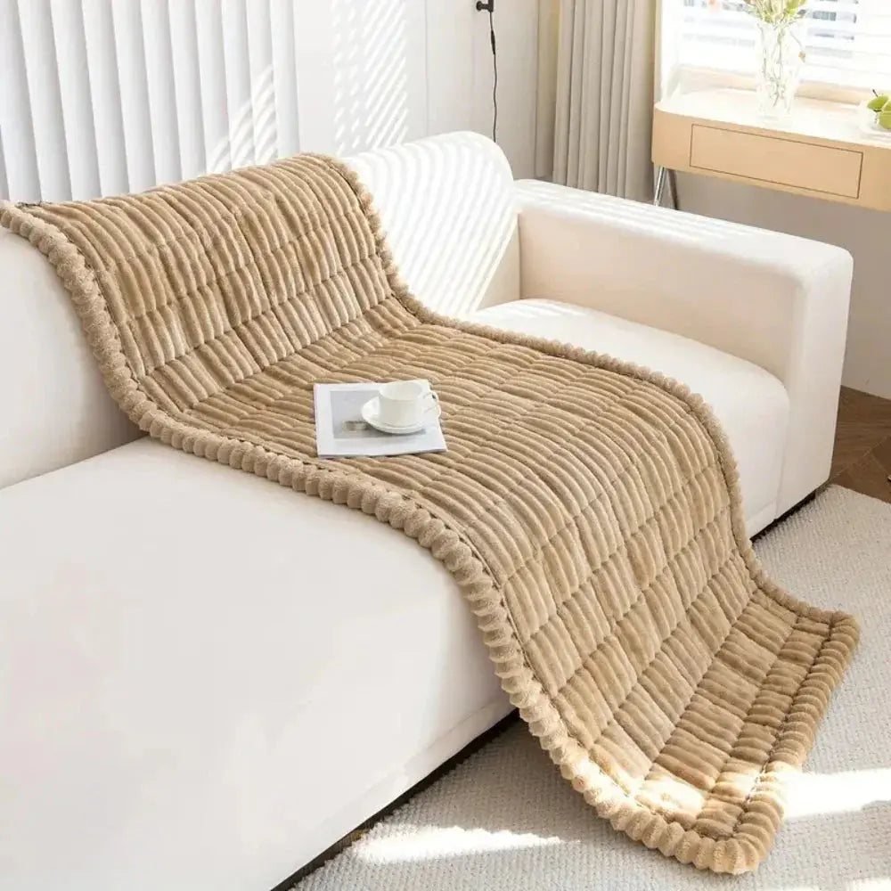 Elastischer Sofabezug mit reliefartiger Jacquard-Struktur auf einer Sitzfläche