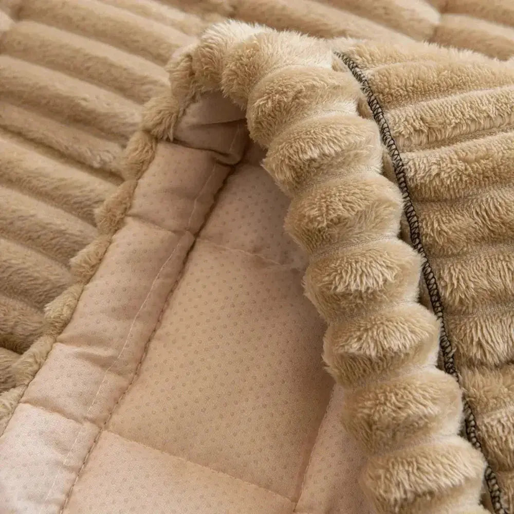 Elastischer Sofabezug mit reliefartiger Jacquard-Struktur auf einer Sitzfläche