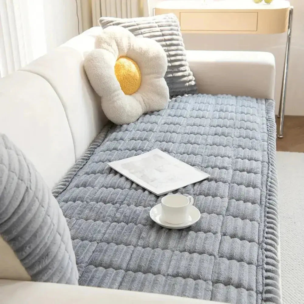 Elastischer Sofabezug mit reliefartiger Jacquard-Struktur auf einer Sitzfläche