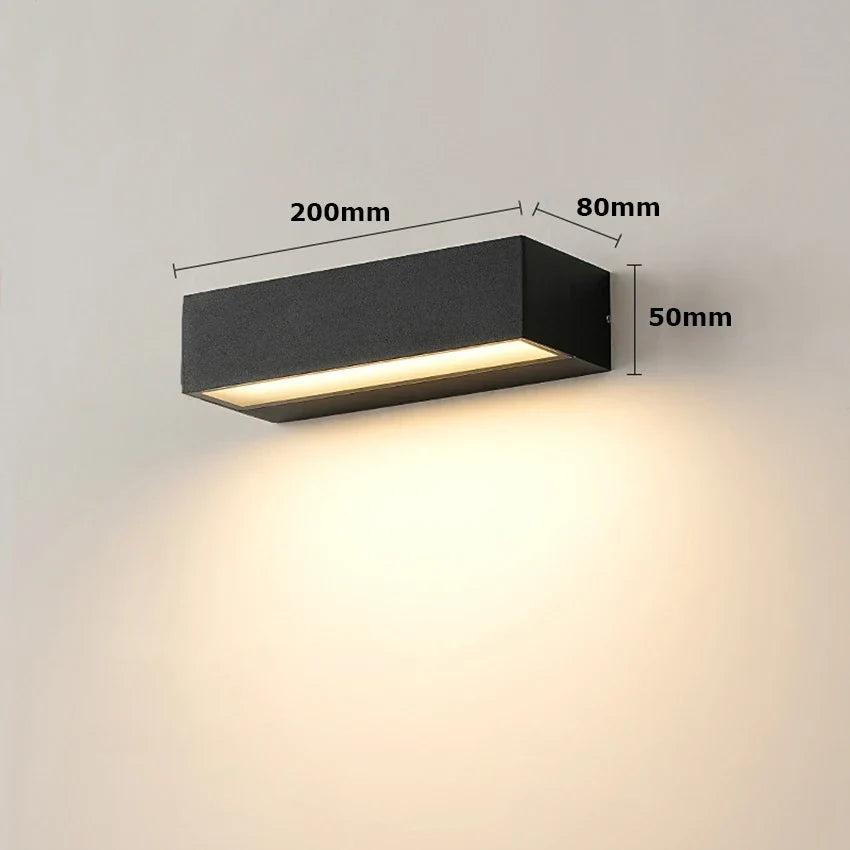 Wasserfeste LED-Außenwandlampe mit langem Gehäuse und Lichtaustritt nach unten