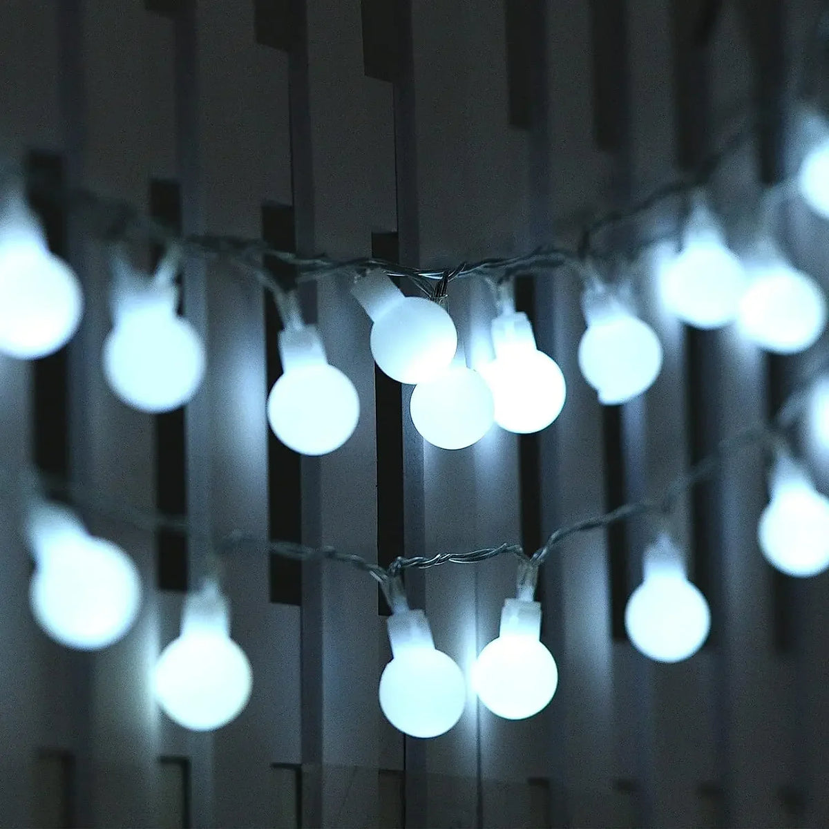 Wasserdichte LED-Lichterkette mit kugelförmigen Leuchten in verschiedenen Lichtfarben