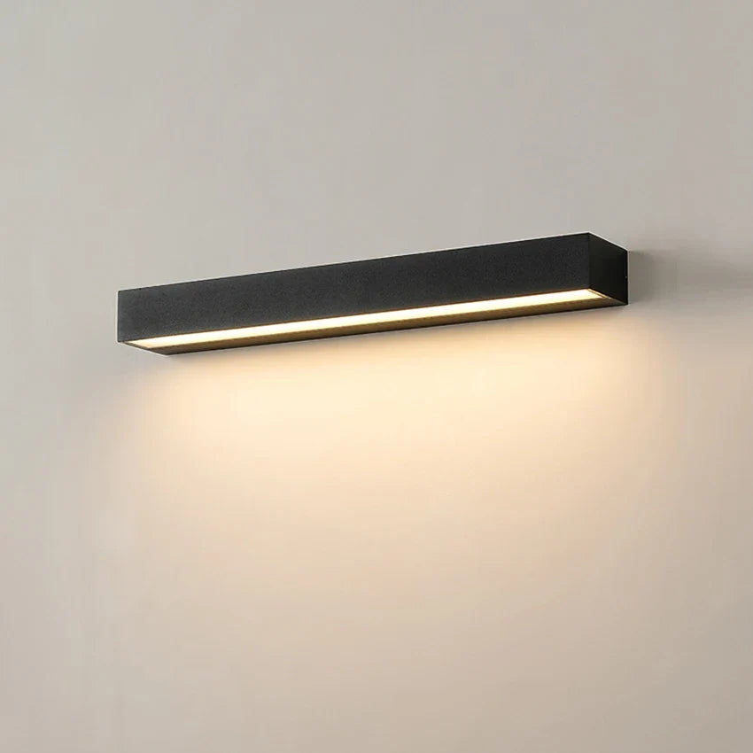 Wasserfeste LED-Außenwandlampe mit langem Gehäuse und Lichtaustritt nach unten