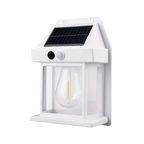 Solar-Wandleuchte im Laternen-Design mit Solarpanel und Bewegungssensor an einer Wand