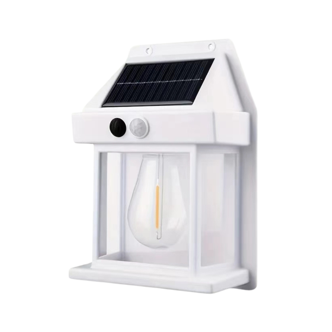 Solar-Wandleuchte im Laternen-Design mit Solarpanel und Bewegungssensor an einer Wand