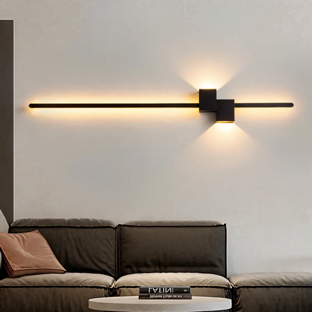Lineare LED-Wandleuchte mit warmweißem Licht und Lichtabgabe nach oben und unten