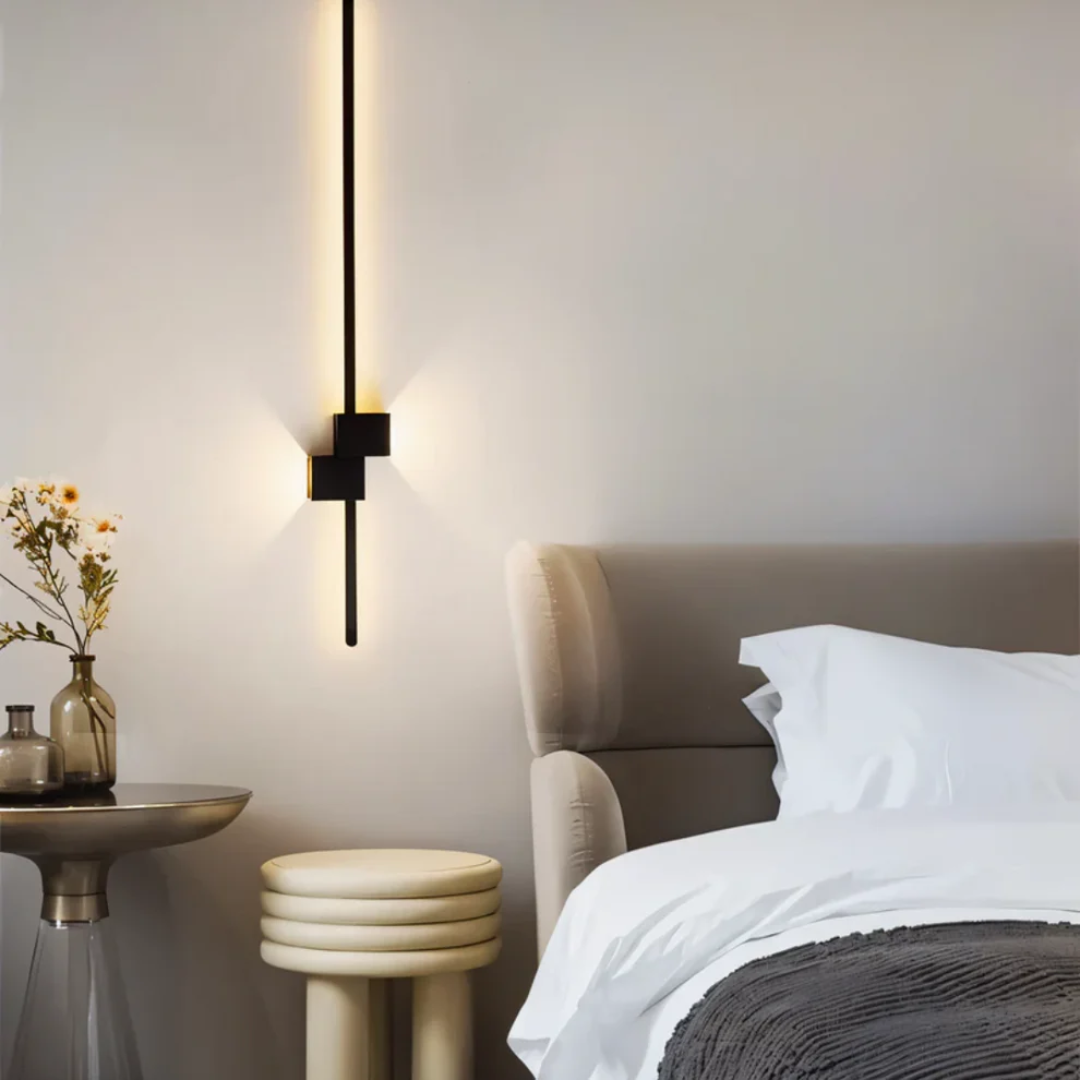 Lineare LED-Wandleuchte mit warmweißem Licht und Lichtabgabe nach oben und unten