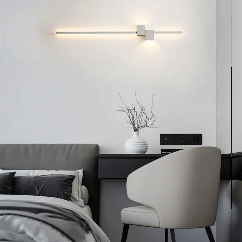 Lineare LED-Wandleuchte mit warmweißem Licht und Lichtabgabe nach oben und unten
