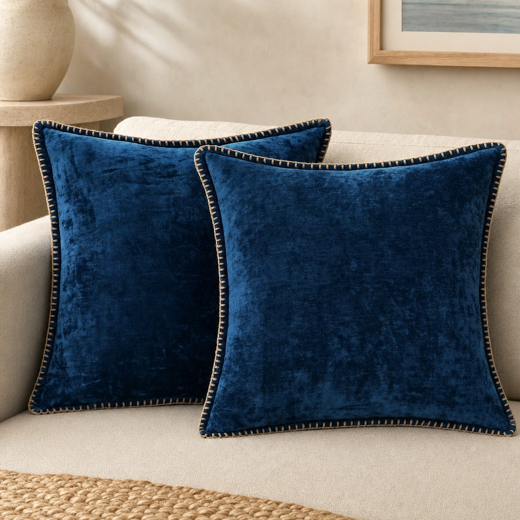 Quadratisches Zierkissen mit weicher Oberfläche und dekorativer Kantenborte auf einem Sofa