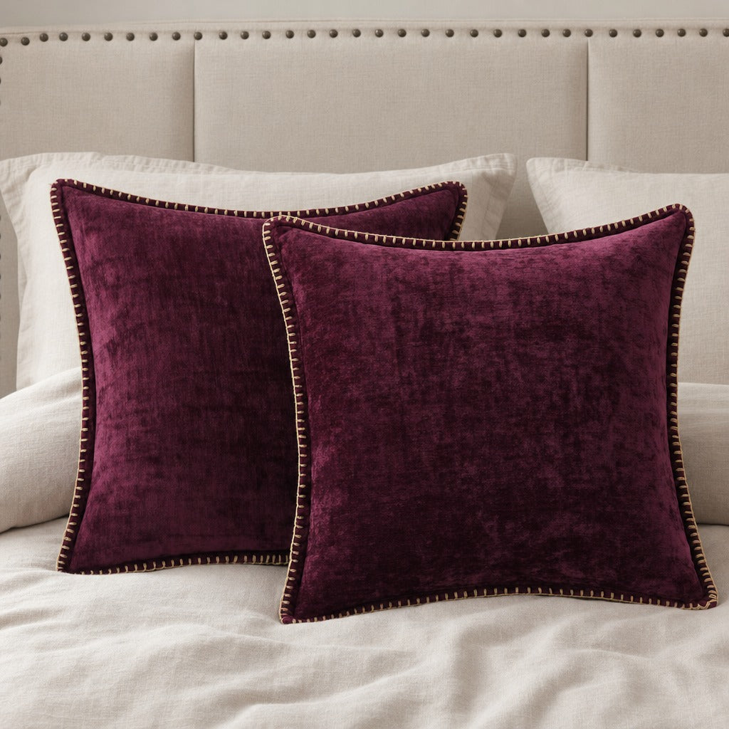 Quadratisches Zierkissen mit weicher Oberfläche und dekorativer Kantenborte auf einem Sofa
