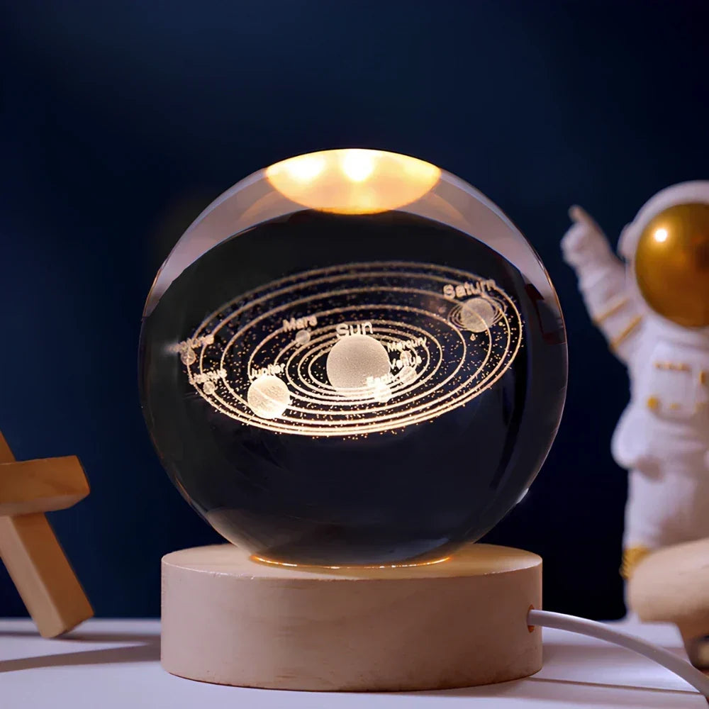 Transparente LED-Nachtleuchte als Kugel mit Sonnensystem und Holz-Effekt-Sockel