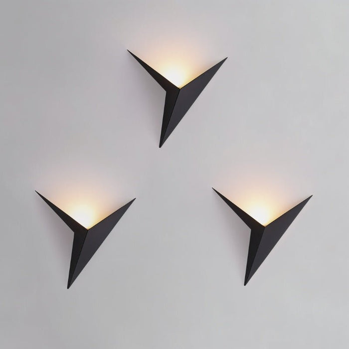 Dreieckige LED-Wandleuchte mit geometrischem Design und indirektem Licht