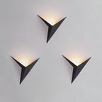 Dreieckige LED-Wandleuchte mit geometrischem Design und indirektem Licht