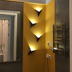 Dreieckige LED-Wandleuchte mit geometrischem Design und indirektem Licht