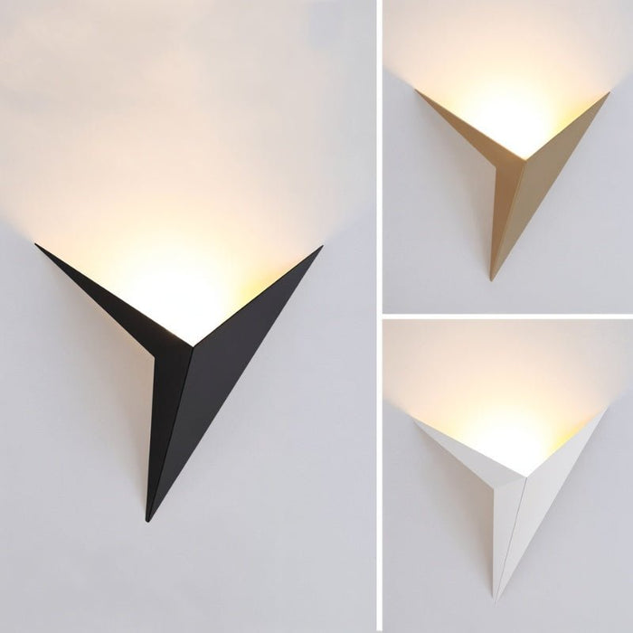 Dreieckige LED-Wandleuchte mit geometrischem Design und indirektem Licht