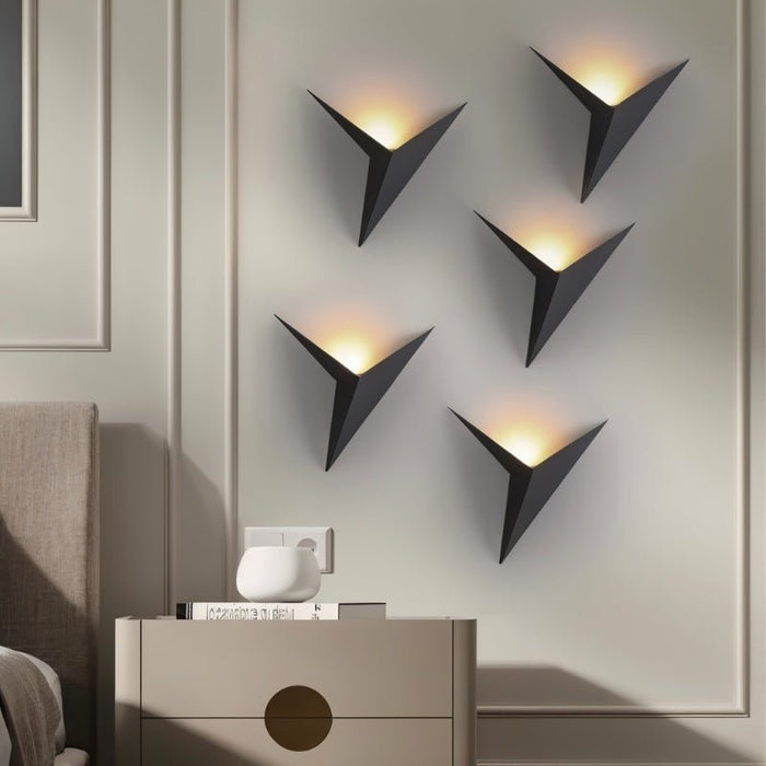Dreieckige LED-Wandleuchte mit geometrischem Design und indirektem Licht