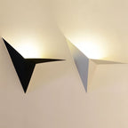 Dreieckige LED-Wandleuchte mit geometrischem Design und indirektem Licht