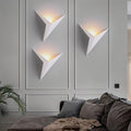 Dreieckige LED-Wandleuchte mit geometrischem Design und indirektem Licht