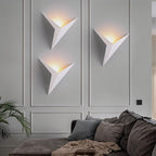 Dreieckige LED-Wandleuchte mit geometrischem Design und indirektem Licht