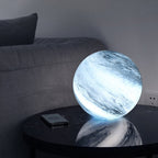 Leuchtende kugelförmige Glastischlampe mit kosmischem Wirbelmuster