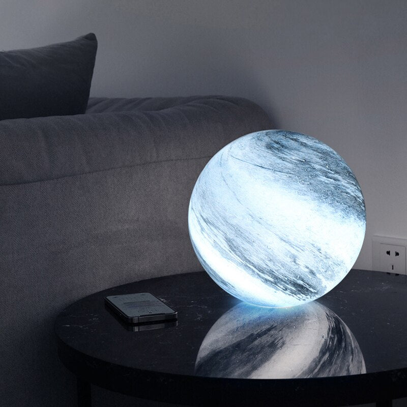 Leuchtende kugelförmige Glastischlampe mit kosmischem Wirbelmuster