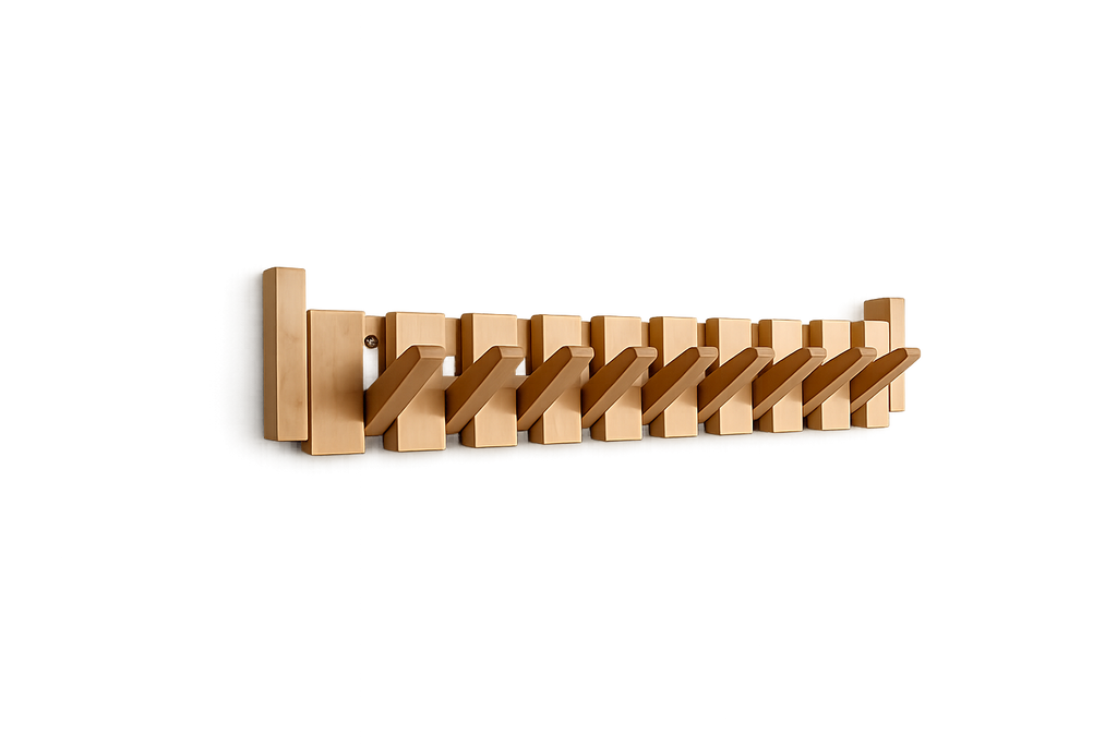 Wandgarderobe aus Holz mit mehreren Klapphaken in hellen und dunklen Holztönen