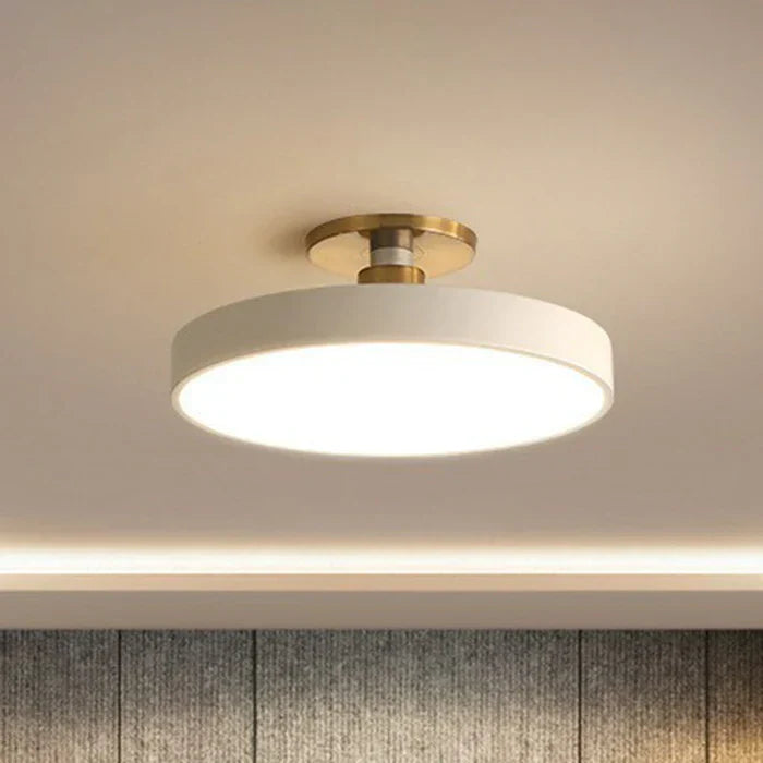 Runde LED-Deckenleuchte im skandinavischen Stil mit flacher Lichtfläche