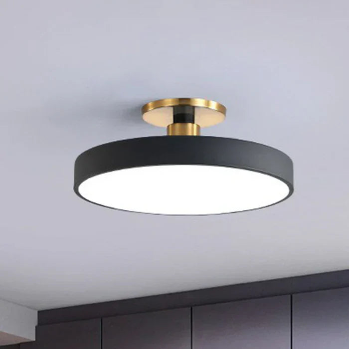 Runde LED-Deckenleuchte im skandinavischen Stil mit flacher Lichtfläche