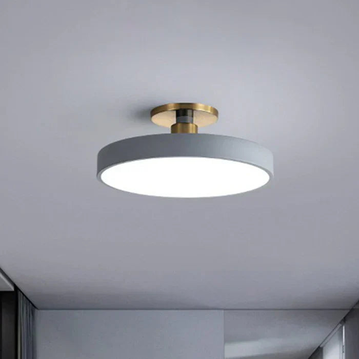 Runde LED-Deckenleuchte im skandinavischen Stil mit flacher Lichtfläche