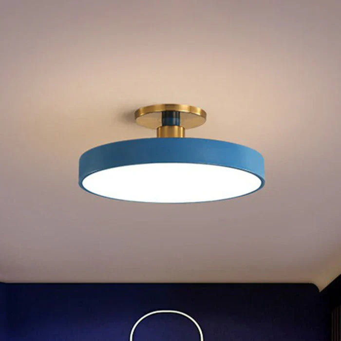 Runde LED-Deckenleuchte im skandinavischen Stil mit flacher Lichtfläche