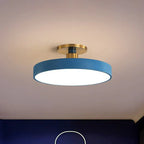 Runde LED-Deckenleuchte im skandinavischen Stil mit flacher Lichtfläche