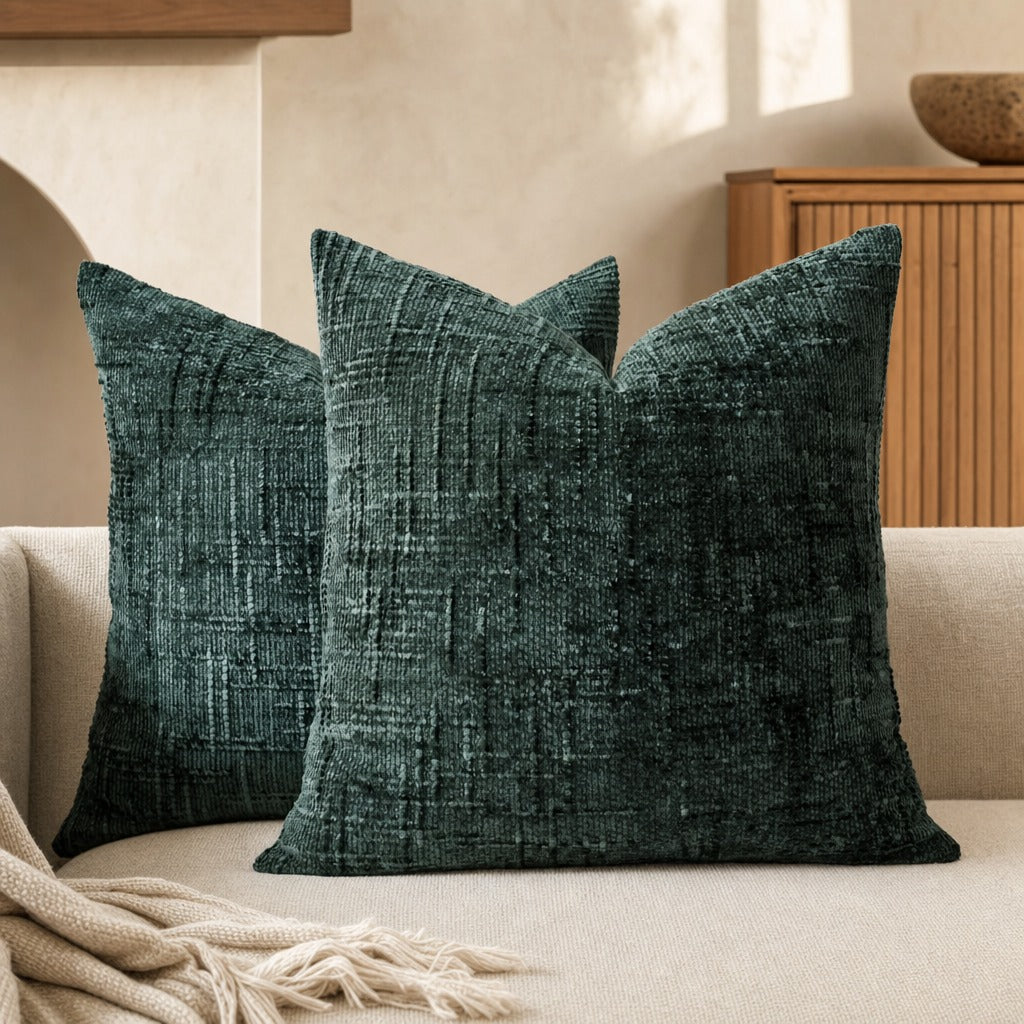 Strukturiertes Dekokissen mit chenilleartigem Gewebemuster auf einem Sofa