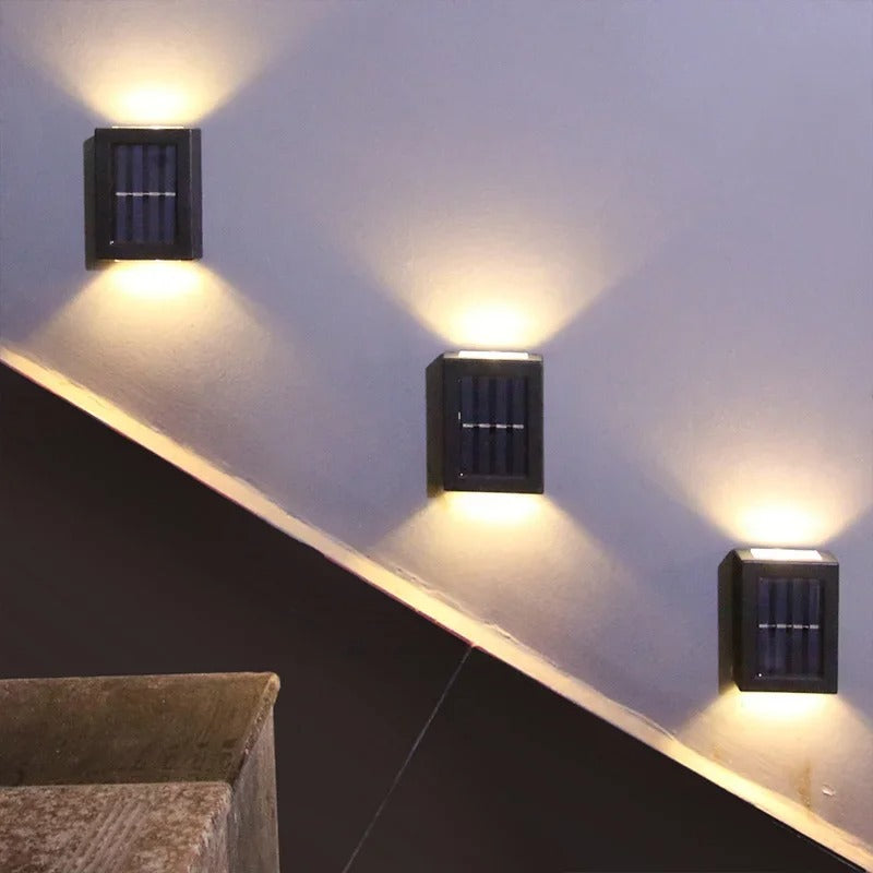 Schwarze Solar-LED-Wandleuchte mit warmweißem Licht nach oben und unten