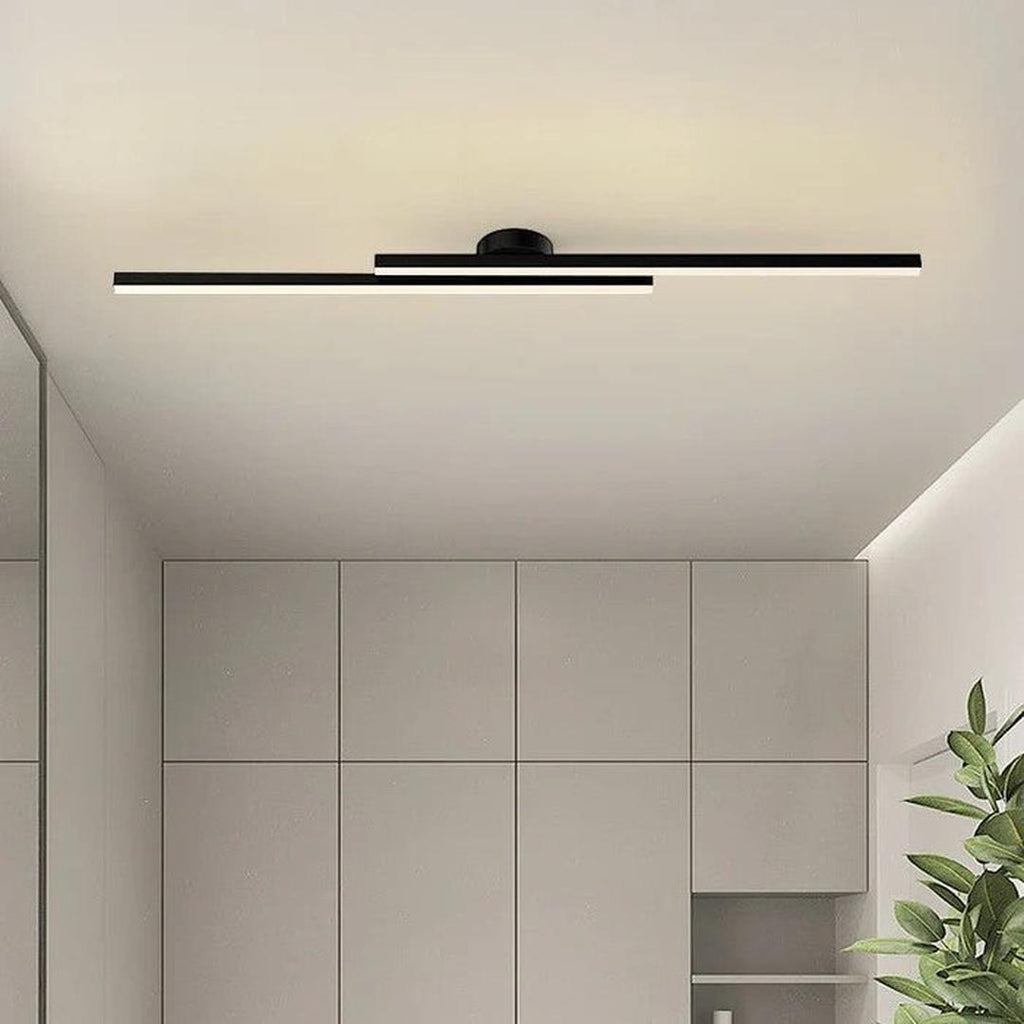Längliche LED-Deckenleuchte mit schmalen linearen Lichtleisten