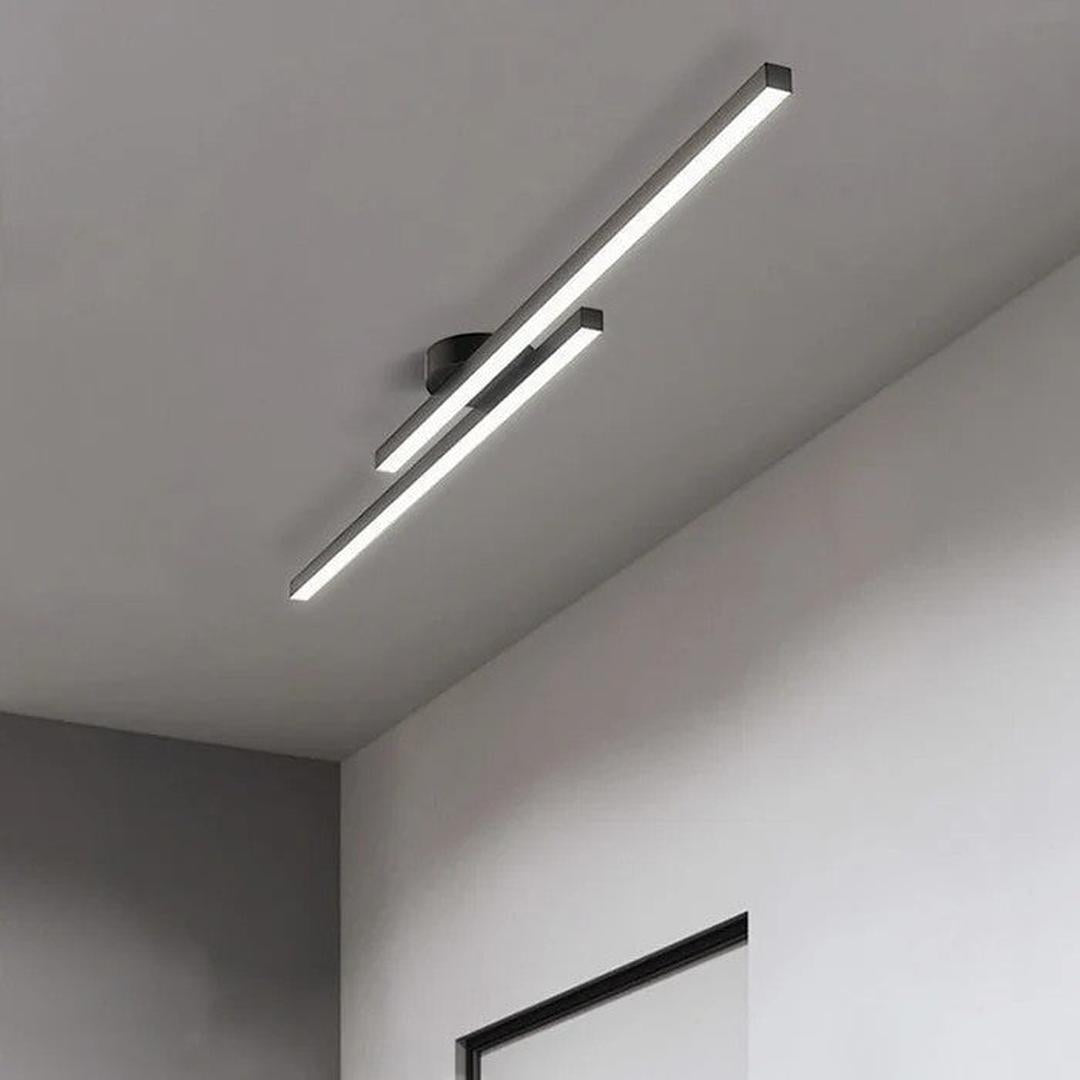 Längliche LED-Deckenleuchte mit schmalen linearen Lichtleisten