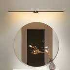 Schmale LED-Wandleuchte mit langer Lichtleiste und zentraler Wandhalterung