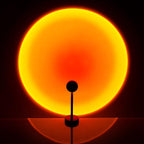 Schwarze LED-Sunset-Lampe mit rundem warmem Lichteffekt auf einem Tisch